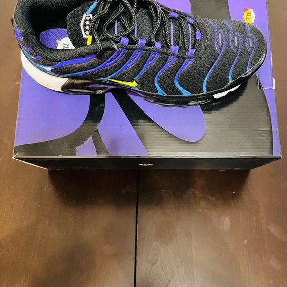 NIKE SHOES - Picture 4 of 8